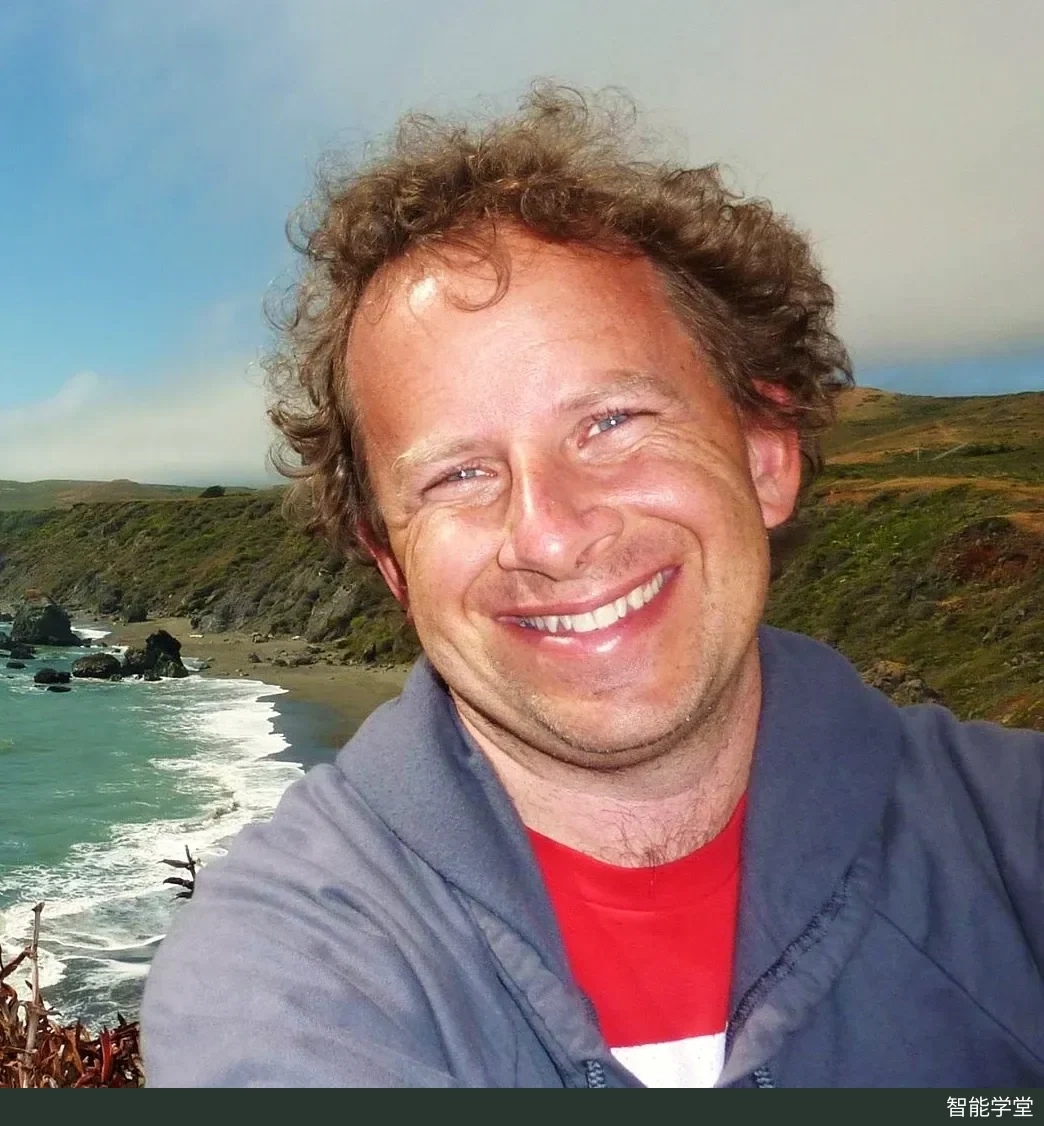 课程主讲人 Jeremy Howard 的半身照,短发,身穿深色上衣,面向镜头微笑,2013 年拍摄