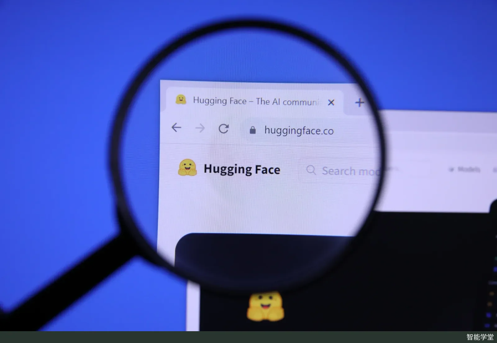一只放大镜悬在 Hugging Face 官网首页上方,镜片中放大显示网站的笑脸标志