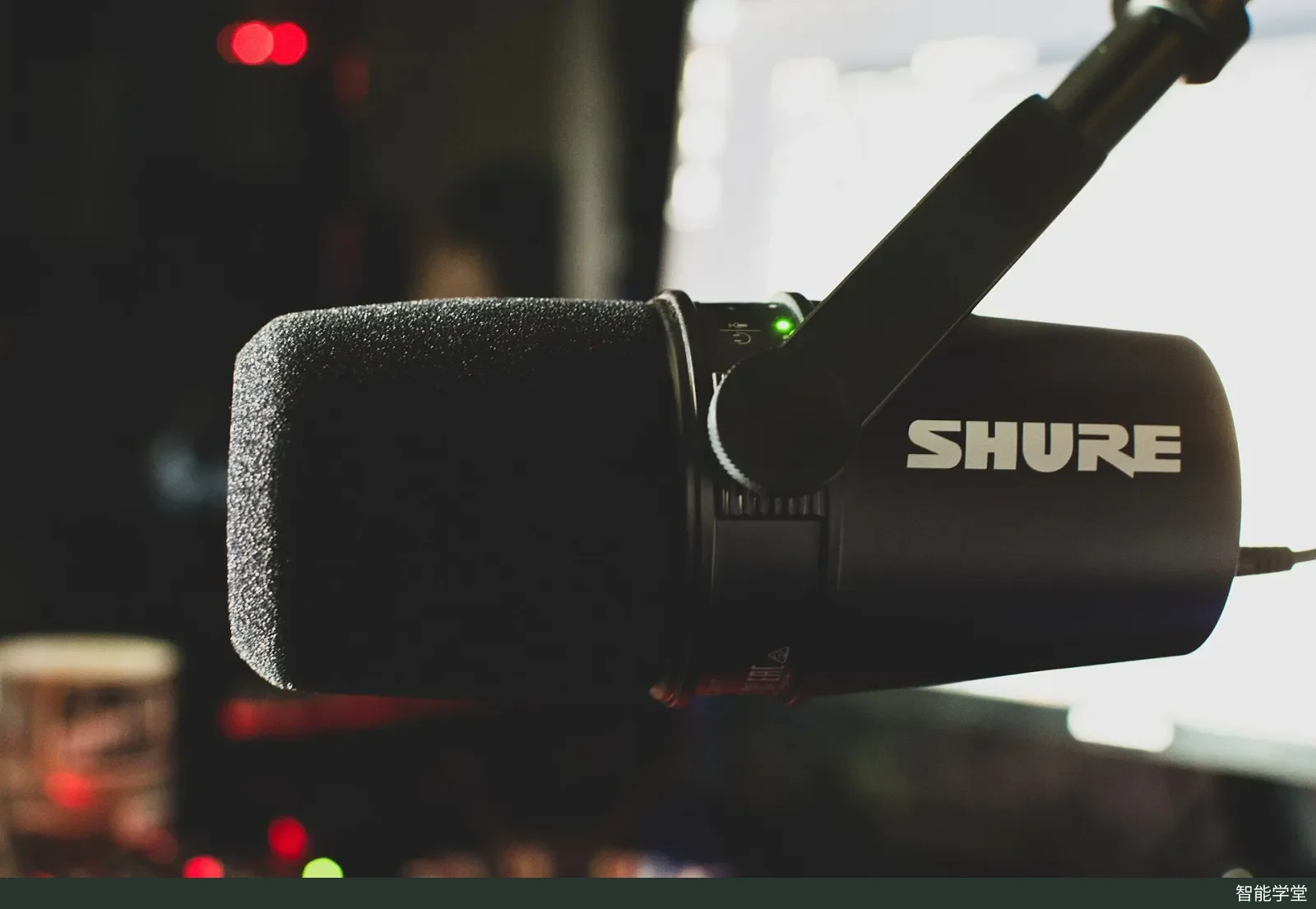 Shure MV7 麦克风特写，这是一款 2020 年推出、面向播客录音与网络直播的话筒